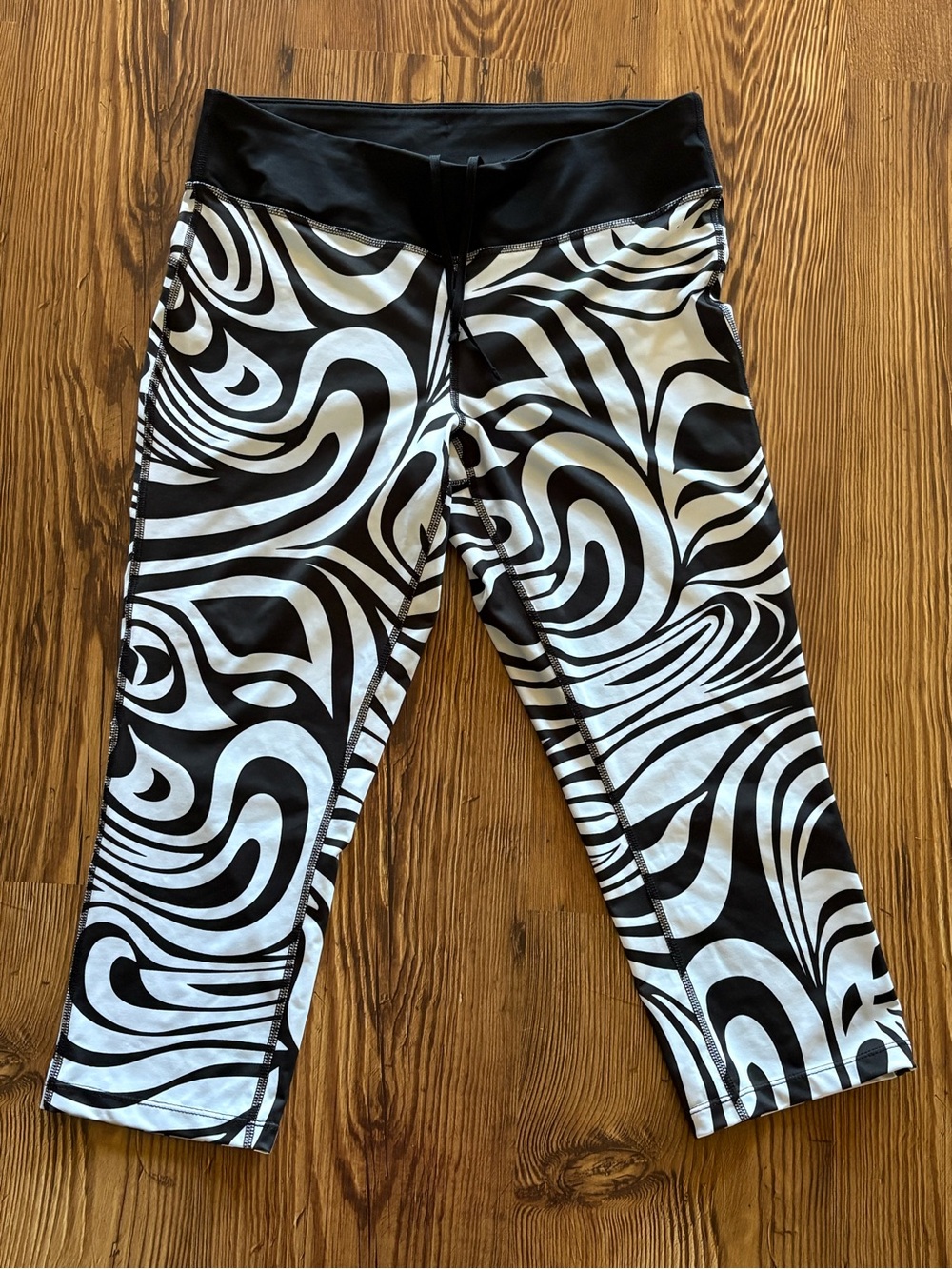 Xersion performance wear gym capri pants black & white size M
